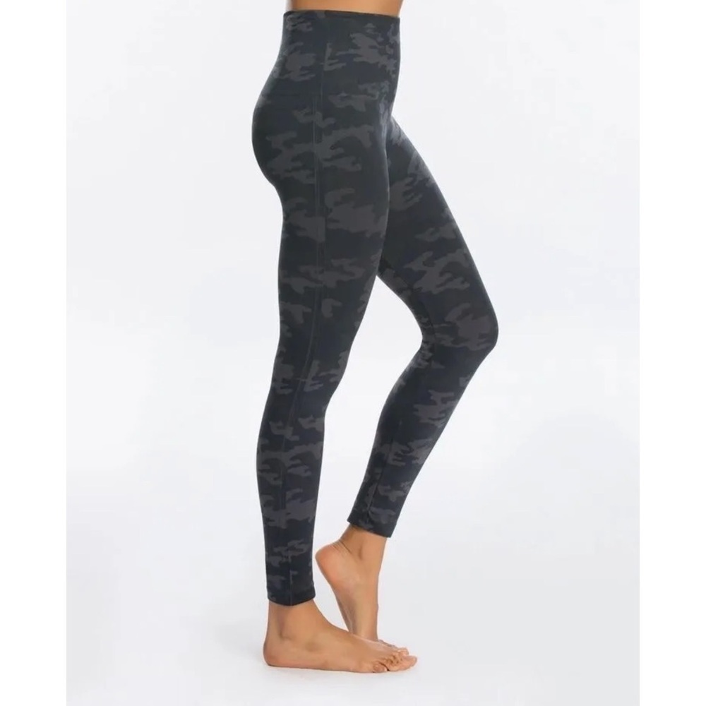 Spanx Sz Large Black Gray Camo "Look At Me Now" High Waisted Seamless Leggings.